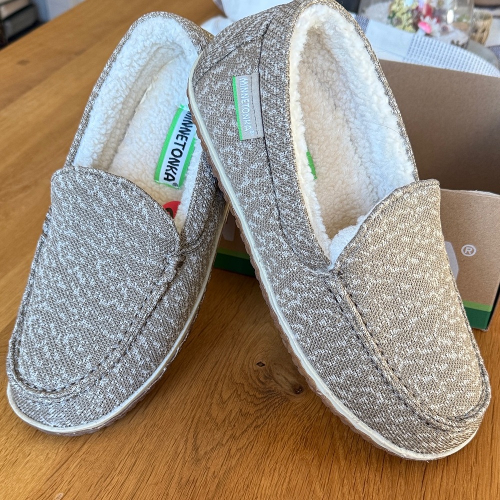 NWT Minnetonka Textured Tan Slippers